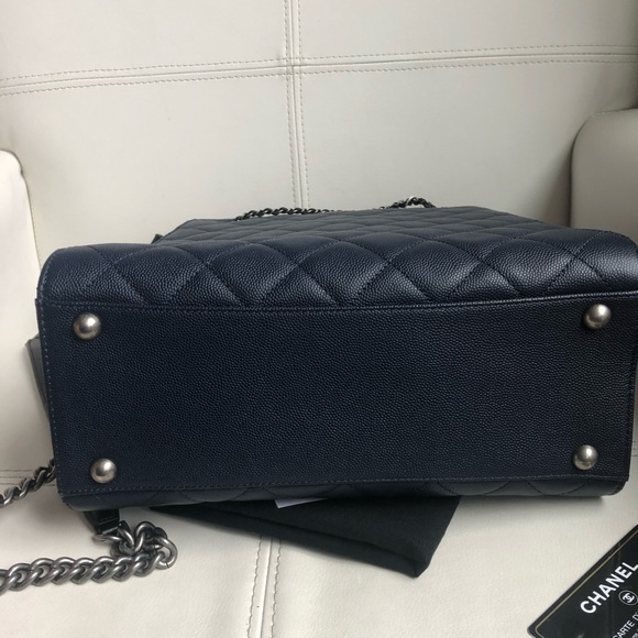 Chanel Medium Bucket bag - Picture 4 of 8